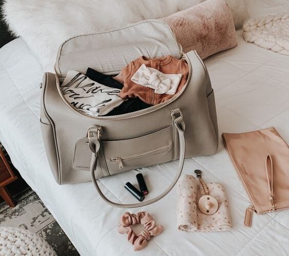 Mida pakkida haiglakotti? Täielik nimekiri emale, beebile ja partnerile